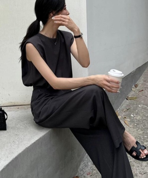 セットアップ ノースリーブトップス ワイドパンツ レッド セットアップ シンプルなノースリーブトップスとワイドパンツの
