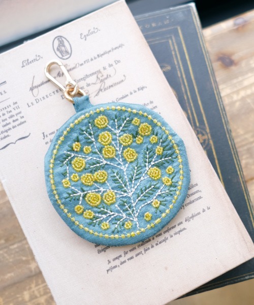 ポーチ ハンドメイド フラワーモチーフ 北欧風 花模様 刺繍キーポーチ