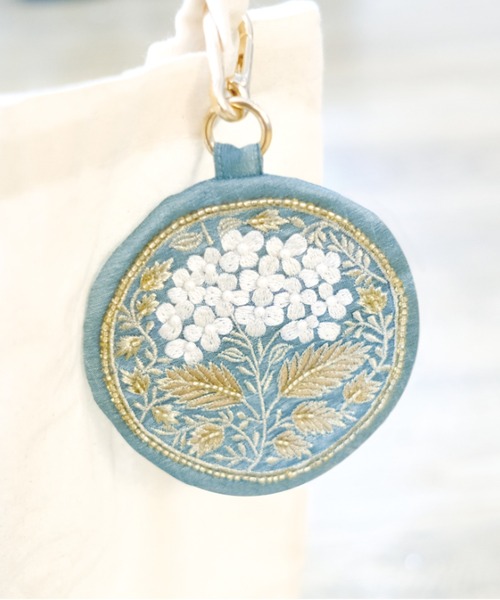 ポーチ ハンドメイド フラワーモチーフ 北欧風 花模様 刺繍キーポーチ
