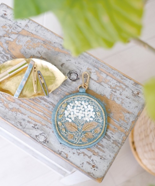 ポーチ ハンドメイド フラワーモチーフ 北欧風 花模様 刺繍キーポーチ