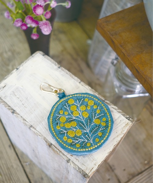 ポーチ ハンドメイド フラワーモチーフ 北欧風 花模様 刺繍キーポーチ