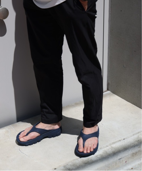 夏の足元に!ブラックロックスタッドトングサンダル 厚底＆ラギッドソールなシャカのトングサンダルで夏の足元を