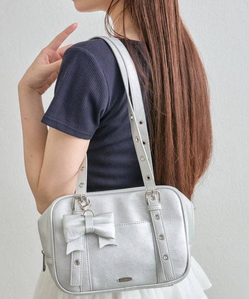 OLIVE des ショルダーバッグ バッグ リボンチャーム付きスクエア