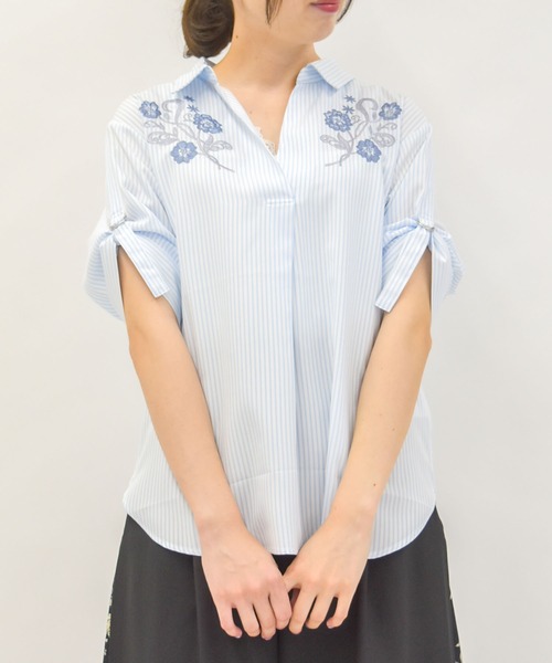 現行　レリアン　スキッパーシャツ　ブラウス　花柄　白　手書き風　9号　綿　長袖 axes femme（アクシーズ ファム） ブラウス シャツ 花刺繍スキッパー
