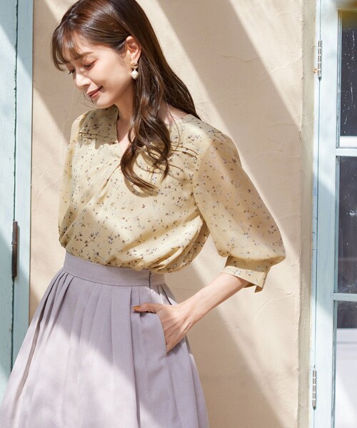 大人気♡Vネックフラワー柄半袖ブラウス　大人可愛いウエストボタントップス Tiaclasse ブラウス シャツ 「洗える」花柄Vネックブラウス