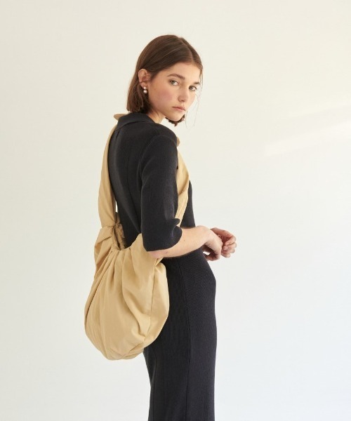 バッグ pleats croissant one shoulder bag バッグ pleats croissant one shoulder bag バッグ pleats croissant
