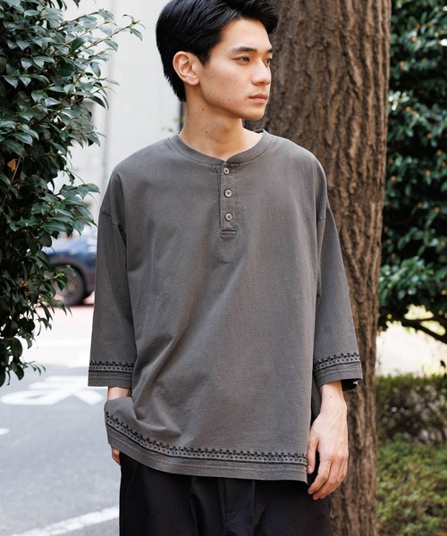 niko and… tシャツ エンブロイダリーヘンリーネックTシャツ