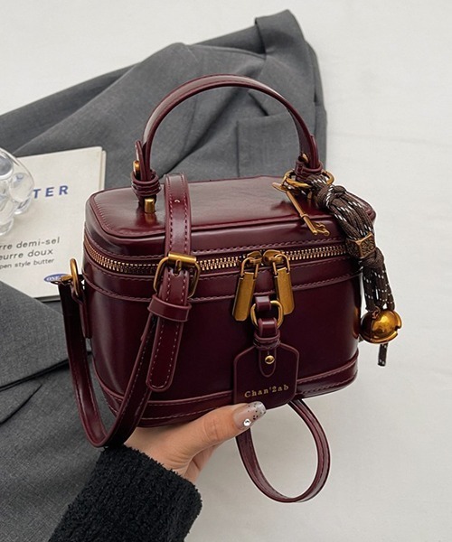 c.u.l ショルダーバッグ バッグ レトロデザイン かぎチャーム付き