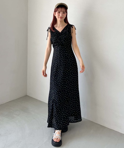 【即日発送】大きいサイズ♡パフスリーブドッキングワンピ♡小花柄♡黒色♡XL セール】小花柄パフスリーブVネックロングワンピース