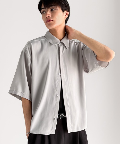 トレンドのクロップ丈にカットした比翼仕立てショート丈オーバーシャツ SLY（スライ）の「CROP OVER SH クロップド丈 オーバーシャツ