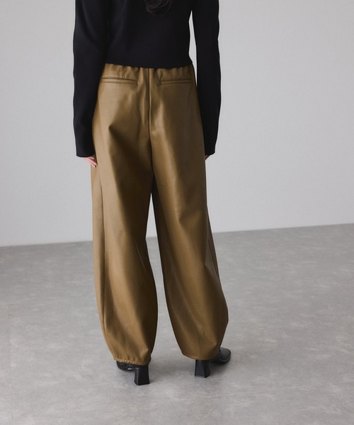 新品！ADAM ET ROPÉ FEMME シンセティックレザートラックパンツ ADAM ET ROPE'（アダムエロペ） パンツ シンセティックレザートラック