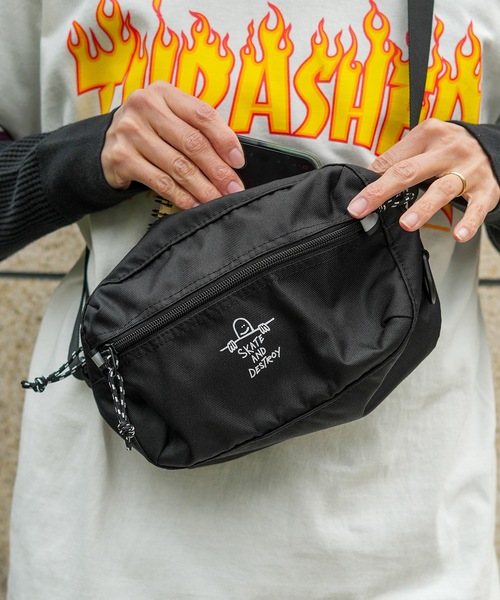 THRASHER ショルダーバッグ BENCHMARK MINI SHOULDER POUCH YOKO