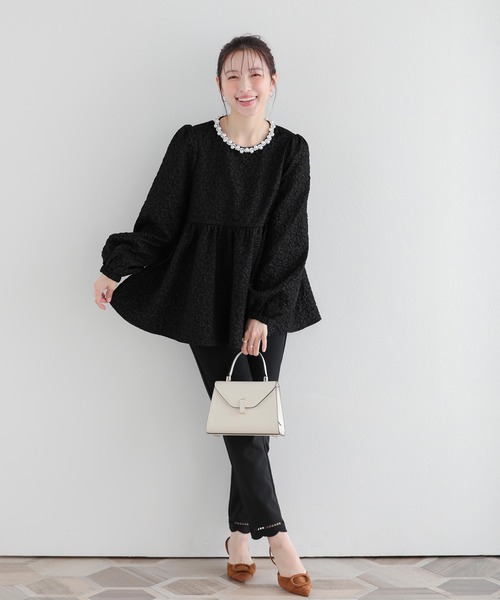 Fit more（フィットモア） パールネックフラワージャガードトップス 