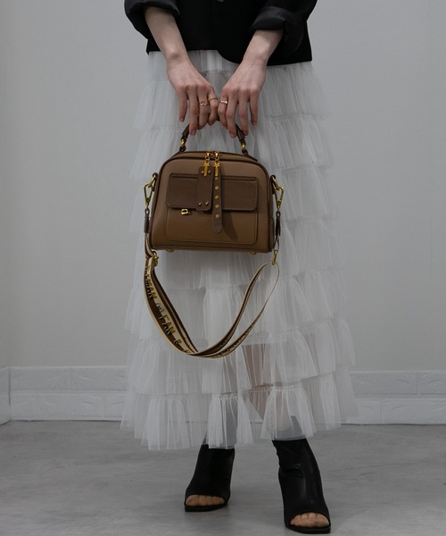 シカケ ブランドロゴチャーム付ショルダーバッグ shoulder bag with brand logo charm | shikake