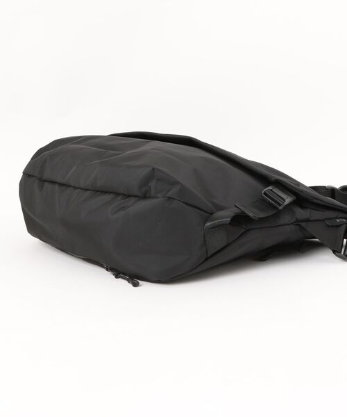 MONCLER ブラック メッセンジャーバッグ　中古品　開閉部マグネット Moncler Cordura メッセンジャーバッグ | ブラック | FARFETCH JP