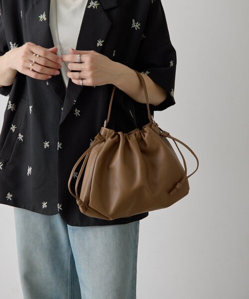 最終価格☆美品☆ ear PAPILLONNER サイドタッセル巾着バッグ ear PAPILLONNER（イア パピヨネ） ショルダーバッグ バッグ レザー