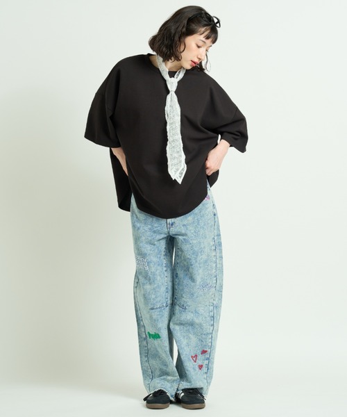 A.D.C.L. ジーンズ デニム デニムパンツ 刺繍入り バレルシルエット
