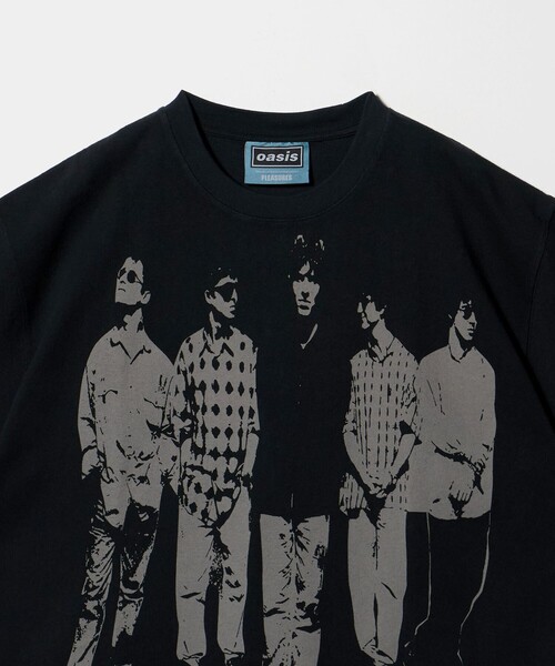PLEASURES（プレジャーズ） tシャツ × oasis」DEFINITELY Tシャツ