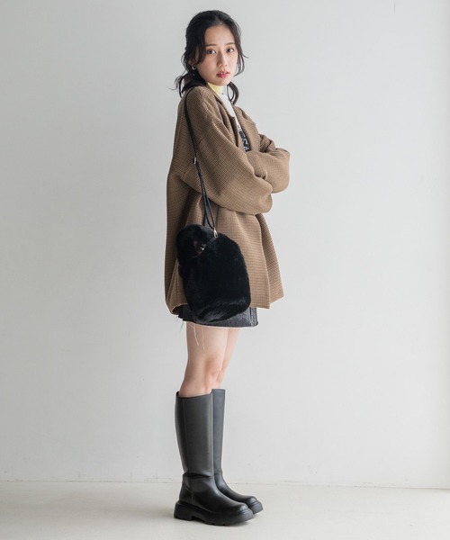マスターバニーフェイクファーショルダー付きBAGブラック ファーポンチャーム付き合繊カートバッグ (UNISEX) | MASTER BUNNY