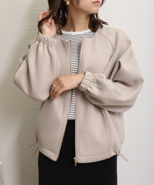 美品✨ベイジ ウエストギャザージャケット ノーカラー ブルゾン サイズ4 libelle more（リベル モア）の「ウエストドロストギャザー ノーカラー