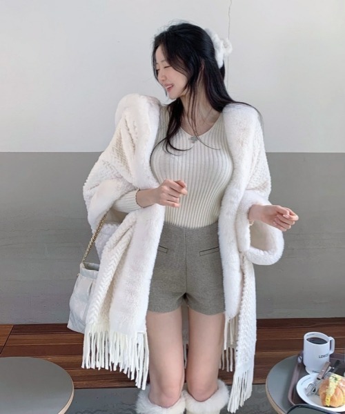 ホワイト フード付き ポンチョ gossip!ロサンゼルス ポンチョ Y2Kガーリーふわふわフード付きケープ