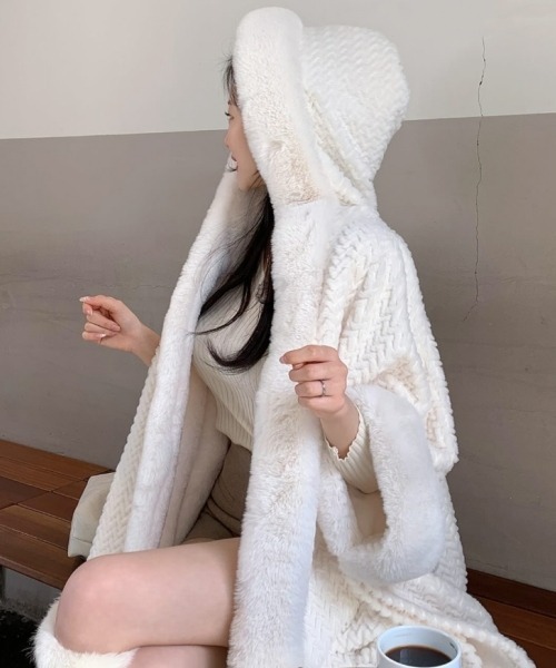 gossip!ロサンゼルス ポンチョ Y2Kガーリーふわふわフード付きケープ