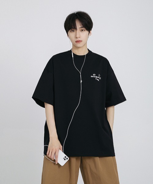 ☆Disneyland限定☆男女兼用 Fall Vibes 秋テーマTシャツ tシャツ 「NIGHTEEN AUTUMN」落書きペイント風デザイン