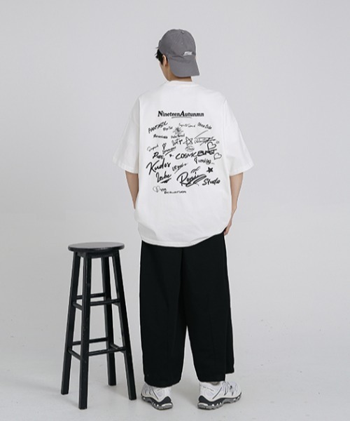 ☆Disneyland限定☆男女兼用 Fall Vibes 秋テーマTシャツ tシャツ 「NIGHTEEN AUTUMN」落書きペイント風デザイン
