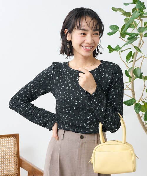 花柄長袖トップス ネイビー THREE FIFTY STANDARD シックな花柄の開衿シャツ〈ネイビー