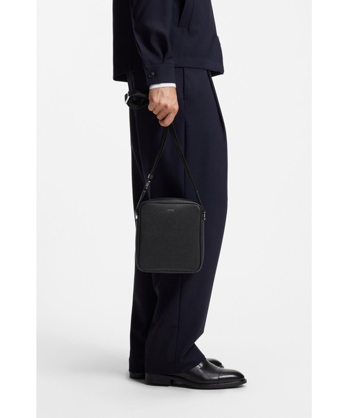 美品　HUGO BOSS ショルダーバッグ　レポーターバッグ　ロゴプレート BOSS（HUGO BOSS） ショルダーバッグ レポーターバッグ レタリングロゴ