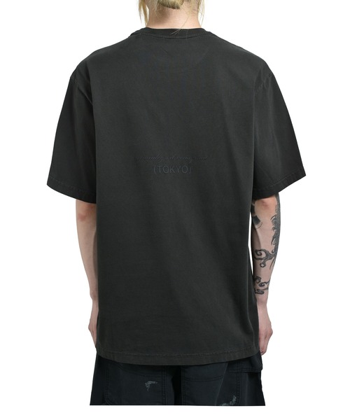 NUBIAN tシャツ SHORT SLEEVE CREW NECK IN GIFTING PRINT (EXCLUSIVE