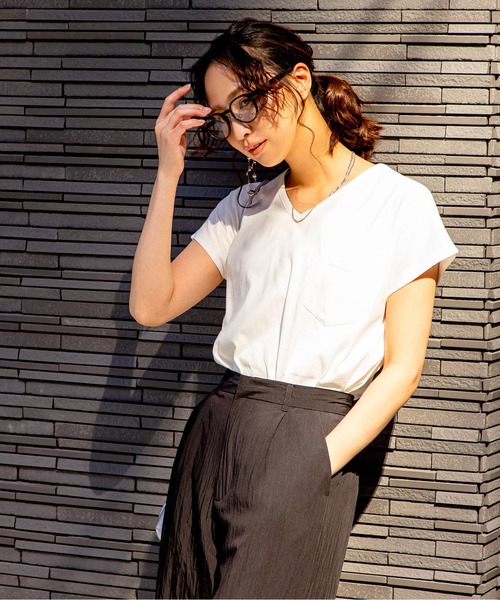 tシャツ 「汗ジミ防止＆UVカット」さらっと1枚で決まる！大人の品と機能が光るVネックTシャツ！フレンチスリーブで華奢見えを叶えながら、快適な着心地と | MILLION CARATS | 27