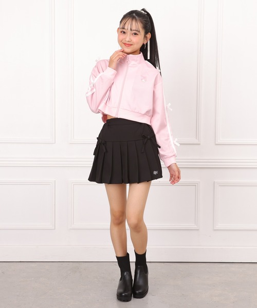 リボン付き黒トップスとピンクミニスカート PINKHUNT（ピンクハント） スカート リボン付きプリーツ切替スカート