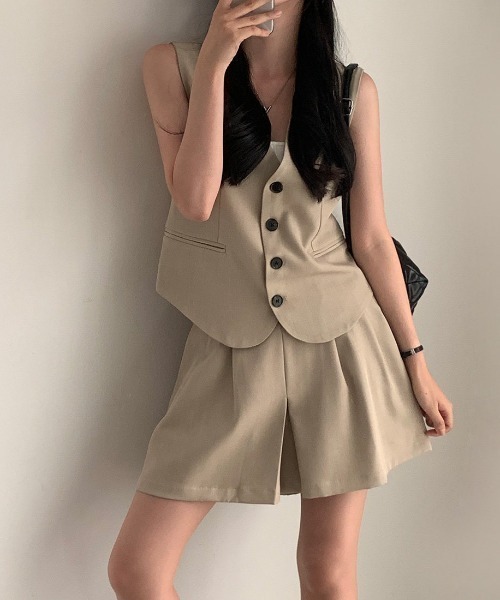 FAVORITO セットアップ Vネックファーベストプリーツショートパンツ