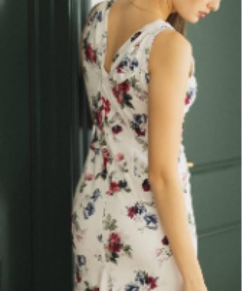 AMBIENT（アンビエント） ドレス Vネックフラワーマーメイドドレス