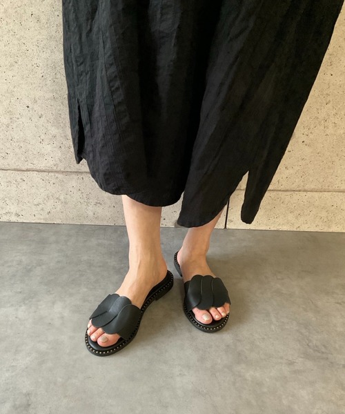 【関税込み】Studio Amelia ブラック Loop フラットサンダル Studio Ameliaのブラック Loop フラットサンダルがセール中