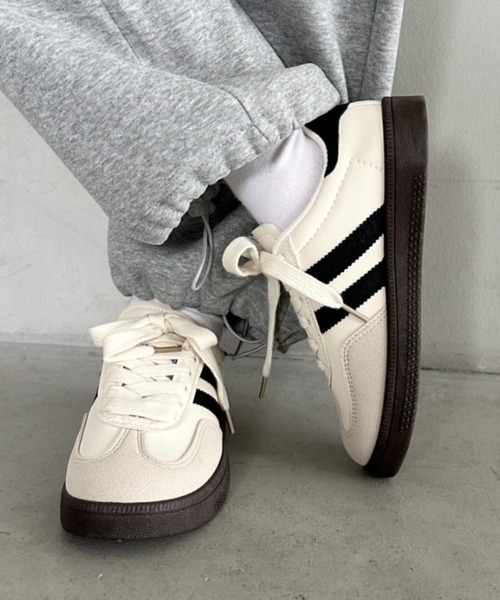 ティックライン スニーカー アディダス オリジナルスから鮮やかブルーのレトロスニーカー、全26足