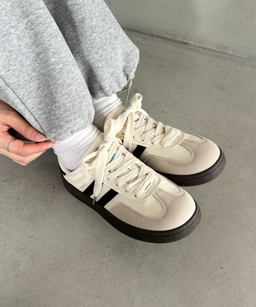 ティックライン スニーカー アディダス オリジナルスから鮮やかブルーのレトロスニーカー、全26足