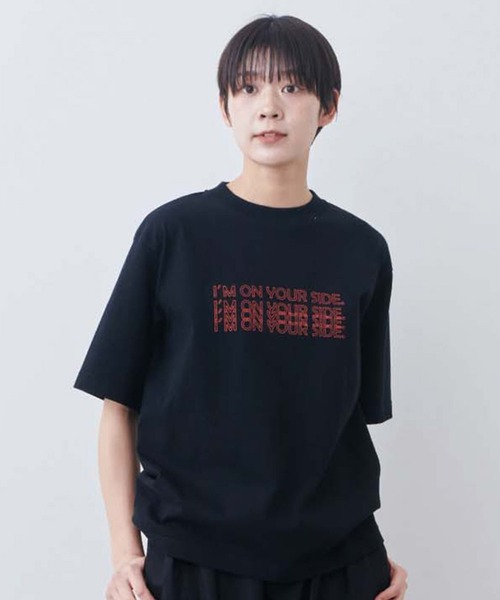 tシャツ ＴＨＲＥＥ　ＦＩＦＴＹ　ＳＴＡＮＤＡＲＤ　丸胴仕様のロゴプリントＴシャツ レディース THREE FIFTY STANDARD 丸胴仕様のロゴプリントTシャツ〈オフ