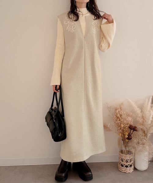 JUNOAH（ジュノア） ワンピース コード刺繍キーネックワンピース