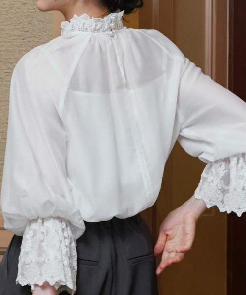 タグ付未使用✨ ルルウィルビー　レースオンレースブラウス パール シアー ベル袖 LOULOU WILLOUGHBY】パールネックレースブラウス|allureville OFFICIAL