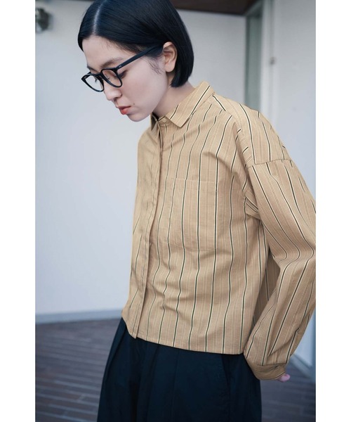 ブラウス シャツ ＴＨＲＥＥ　ＦＩＦＴＹ　ＳＴＡＮＤＡＲＤ　クロップド丈のストライプシャツ「シナモンベージュ」 レディース