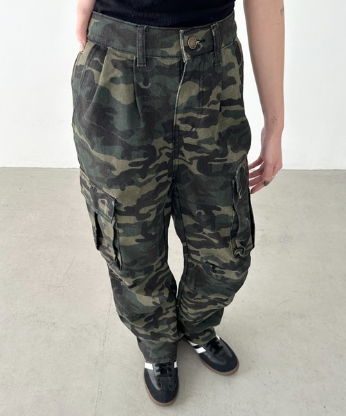 カモバレルレッグカーゴパンツ / Camo Barrel Leg Cargo Pants