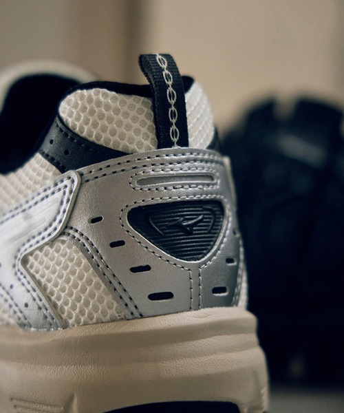 MIZUNO（ミズノ） スニーカー メンズ レディース シルバー 韓国 MXR