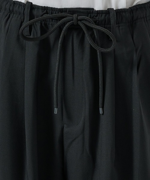 スラックス TRIPLE PLEATED EASY TROUSERS メンズの画像