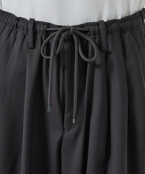 スラックス TRIPLE PLEATED EASY TROUSERS メンズの画像