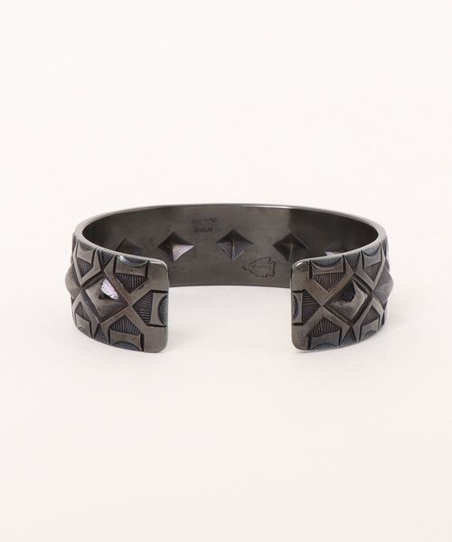 バングル 「Indian Jewelry/インディアンジュエリー」カルヴィンマルチネス 0.8インチバングル w/ブラックロジウムコーディングの画像