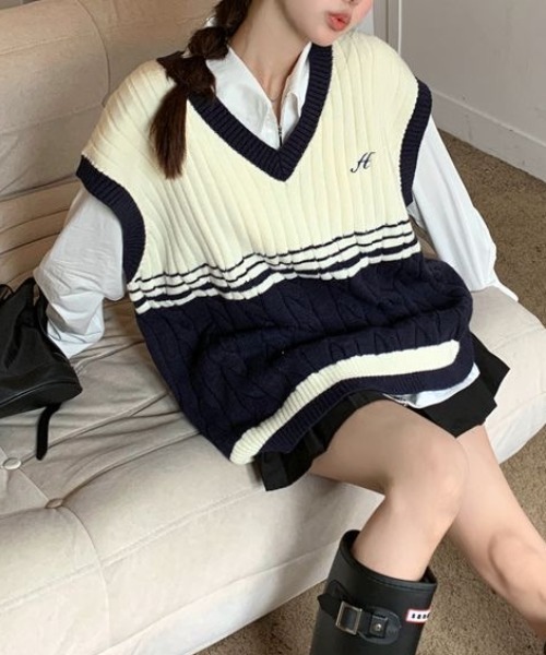  ジレ　値下げ歓迎 DIAVEL ベスト ジレ 前ししゅうロゴ vネック配色ニットベスト