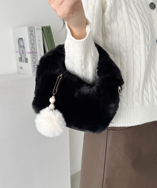 CLEA ショルダーバッグ バッグ チャーム付きファーショルダーバッグ