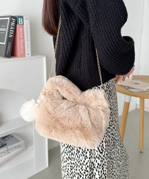CLEA ショルダーバッグ バッグ チャーム付きファーショルダーバッグ